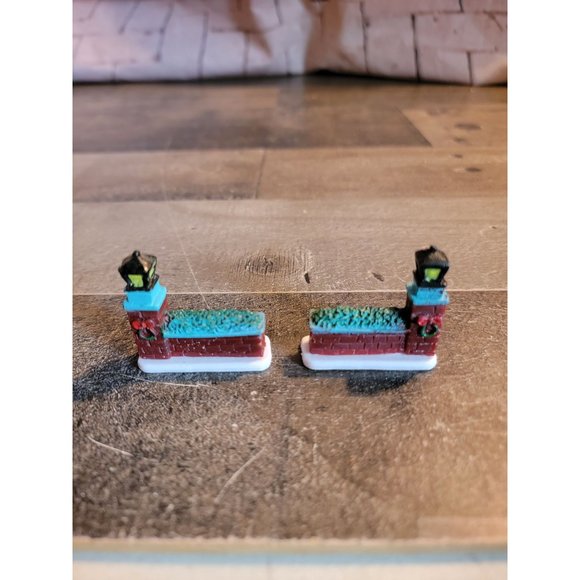 Hedges Wall Street light wreath xmas village accessory set - Picture 3 of 5